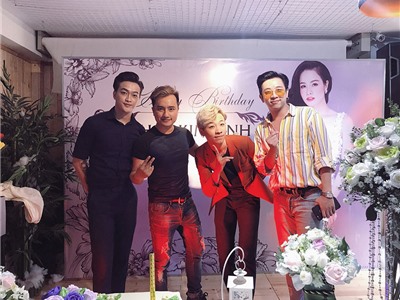 Nhóm nhạc HKT bất ngờ xuất hiện tại Tâm Coffee